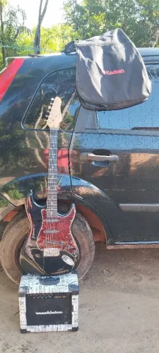 Guitarra Giannini com capa e caixa amplificada Mackintec