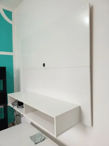 Painel de TV Suspenso com Nicho / Rack Branco em Excelente Estado