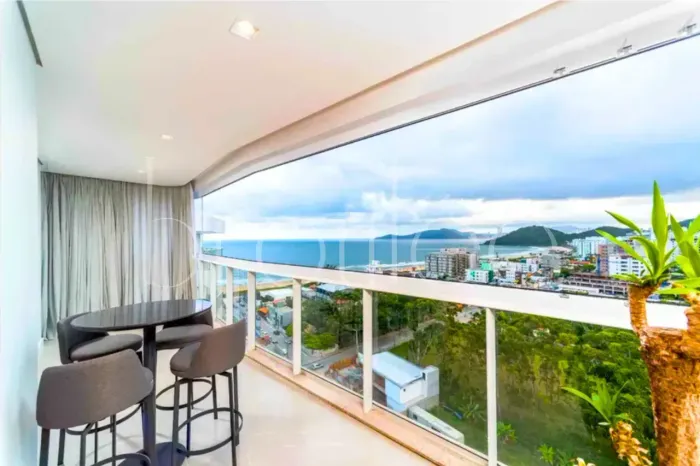 COBERTURA COM VISTA MAR FINAMENTE MOBILIADA NA PRAIA BRAVA DE ITAJAÍ-SC