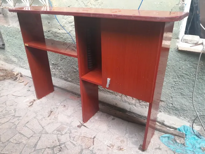 Mesa de estudo/computador com armário