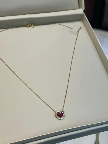 Gargantilha em ouro 18k com pingente de rubi natural e diamantes