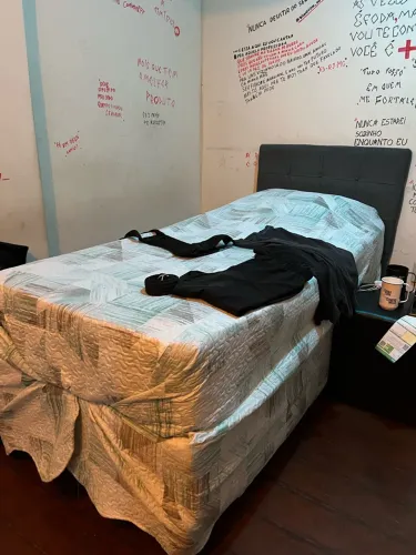 Vendo cama solteiro + cabeceira estofada