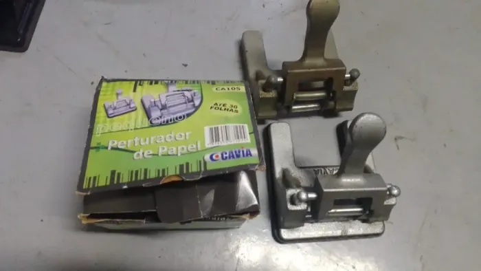 Perfurador de papel metal