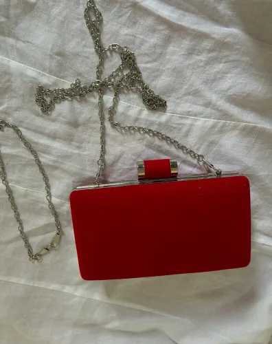 Bolsa clutch com acabamento em veludo