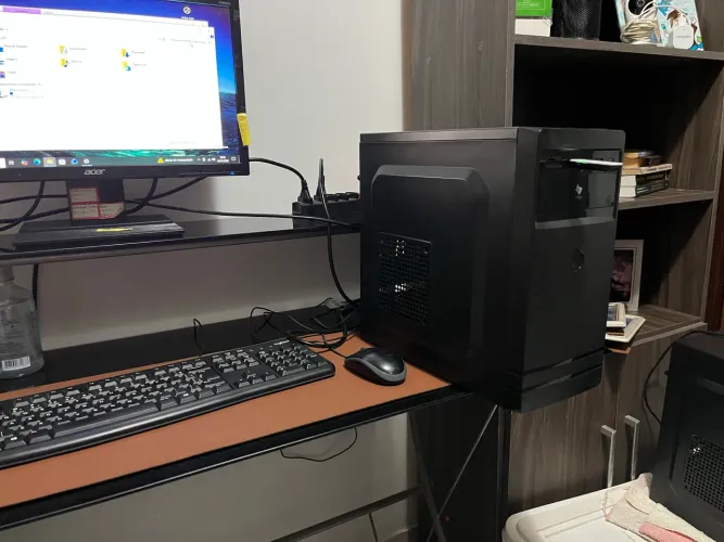 Vendo desktop com teclado, mouse, cabo de energia e adaptador Wi-Fi