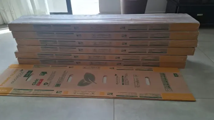 06 caixas de Piso Laminado Eucafloor Click. Cada caixa possui 8 réguas. 14,13 m² no total.