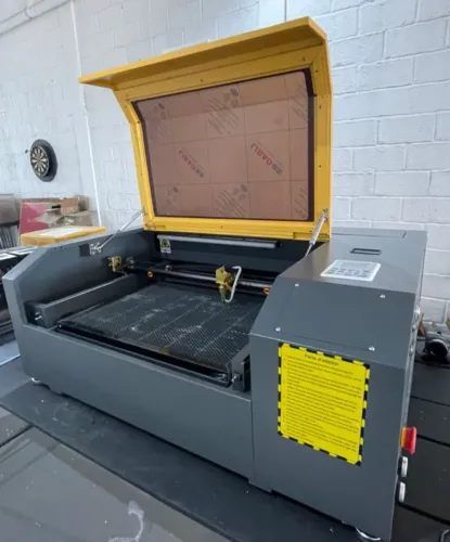 Máquina Laser CO2 para Corte e Gravação | MDF, Acrílico e Mais