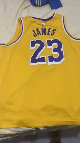 Lakers #23 LeBron Swingman , tamanho 52 (XL). ótimo,pequeno detalhe de uso no peito
