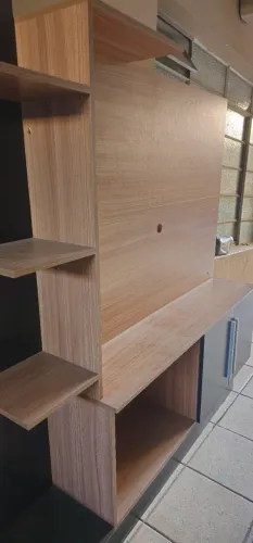 Estante junto com a mesinha de centro