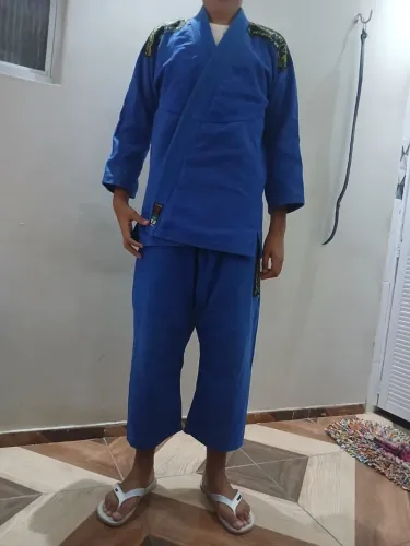  Kimono jiu-jitsu seminovo<br>Kimono tamanho M4 em bom estado, pouco usado e sem rasgos.