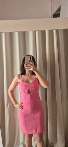 Vestido tubinho rosa, costas nuas, veste PP ao M, a R$ 50,00.