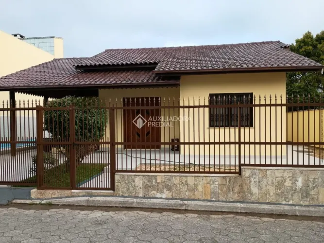 Auxiliadora Predial aluga casa de 2 dormitórios, situada no bairro Cachoeira do Bom Jesus.