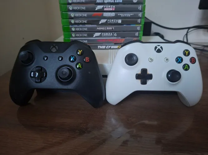 Xbox One S 1Tb 2 Controles + Jogos