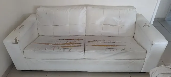 Sofá de couro sintético branco