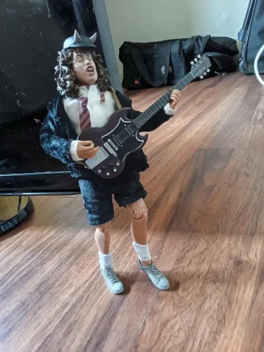 Boneco Angus Young AC/DC 18cm Neca
