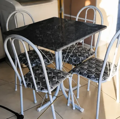 Mesa NOVA Tubular tampo de granito 70x70cm