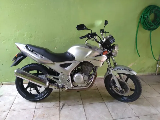 Vende-se uma cbx twister 250