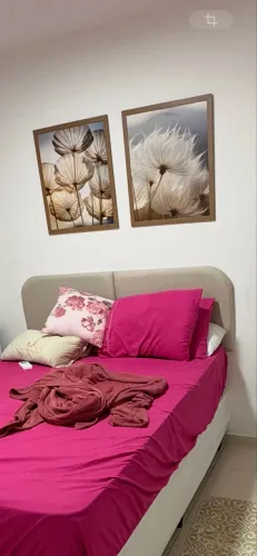 Cabeceira em linho bege suspensa