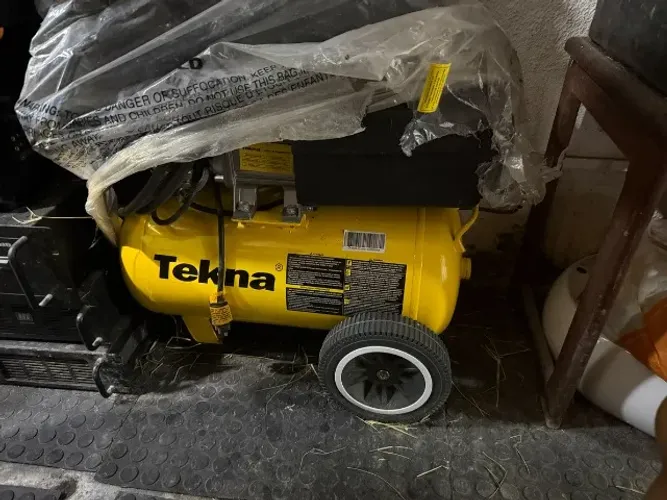 Compressor de Ar Tekna CP8525-2C 8/24L 220V 2,5CV .