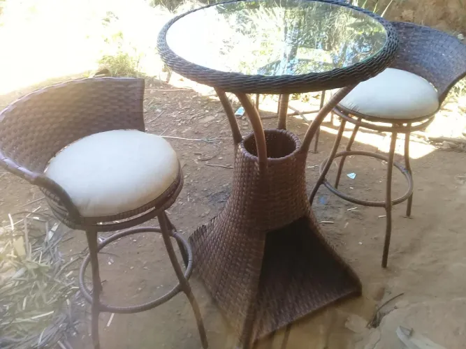 Conjunto de mesa com banquetas