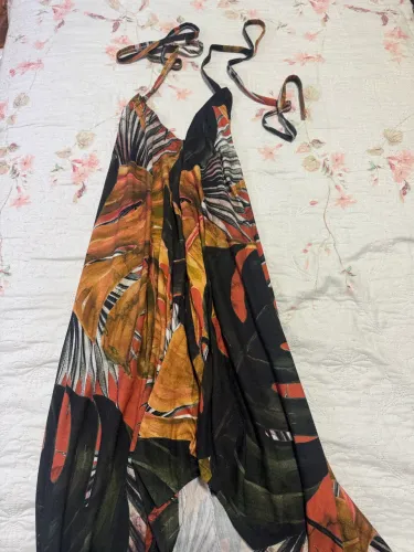 Vestido estampado assimétrico amarração