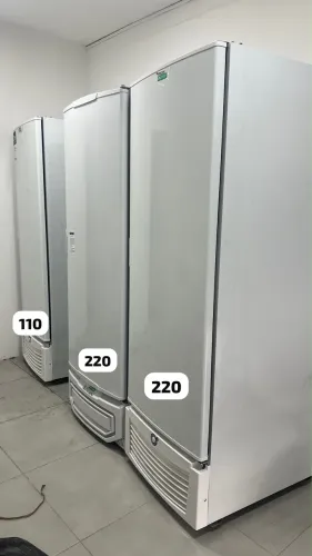 Freezer vertical muito novo no plastico