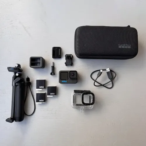 GoPro Hero 11 Black + Acessórios (carregador duplo, caixa estanque original + bastao 3-way