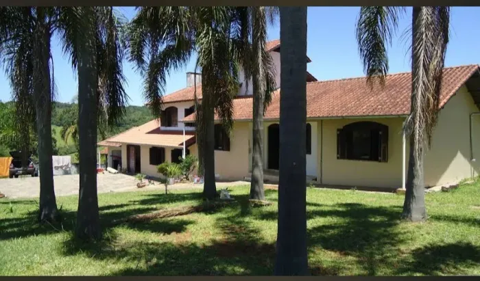 Sítio para moradia, lazer ou comércio.