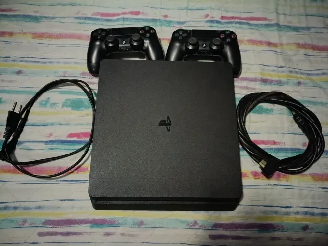 PS4 SLIM 1TB 2 CONTROLES