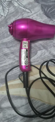 Kit Travel Shine . Secador ; chapinha com a bolsinha pra guardar.