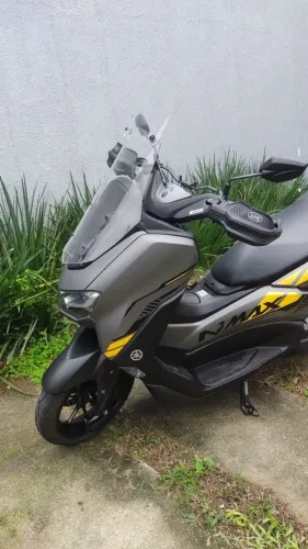 Yamaha NMax 2024 - Cinza com adesivo amarelo - Na Garantia