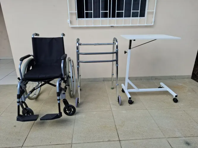 Cadeira de rodas,andador emesa de retenção para adultosrefeição 