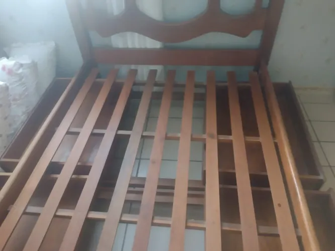 cama casal madeira bruta mogno