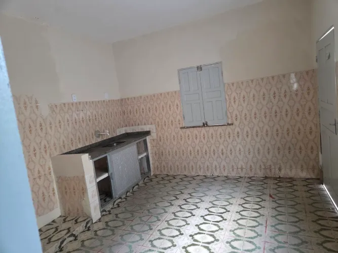 Alugo uma casa bem arborizada com 1 quarto, cozinha,1 banheiro, área de serviço. garagem