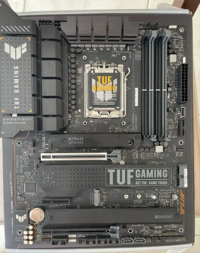Placa mãe AM5 ASUS TUF X670E-PLUS