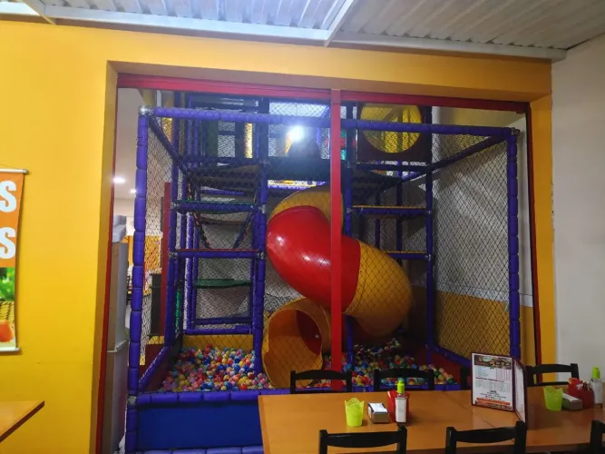 Brinquedo infantil grande completo-excelente conservação