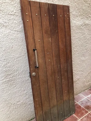 Vendo portão de madeira maciça 