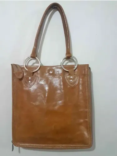 Bolsa tiracolo couro legítimo pouco uso cor Caramelo lateral com detalhes com zíper