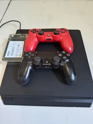 PS4 NUNCA ABERTO, DESBLOQUEADO 500GB, SSD DE 480GB, 2 CONTROLES ORIGINAIS, 1 CD