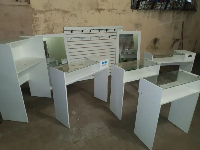 Móveis de ótica 4 balcão sendo dois M e 2 P 1 caixa pequen 2 espelhos medio