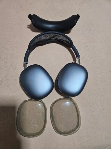 AirPods Max original da Apple com capas incluídas.