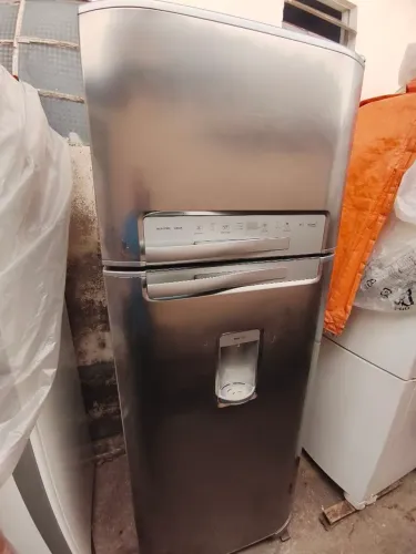 Geladeira Eletrolux Frost Free inox 470 litros. Água na porta