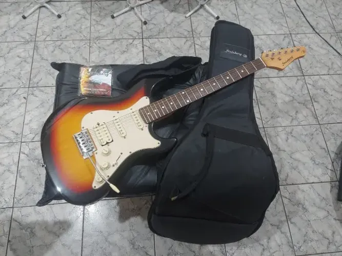 Guitarra Strinberg Stratocaster (acompanha acessórios)