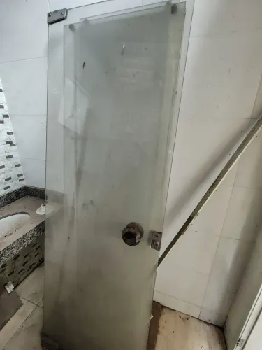 Porta em vidro temperado, na cor transparente. Para fachadas ou área de serviço.