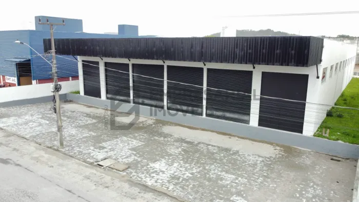 Galpão em condomínio fechado com acesso para duas ruas