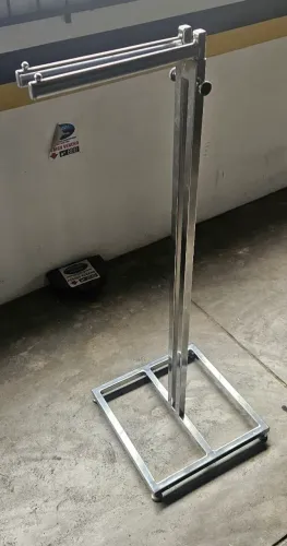 Araras para exposição de roupas.