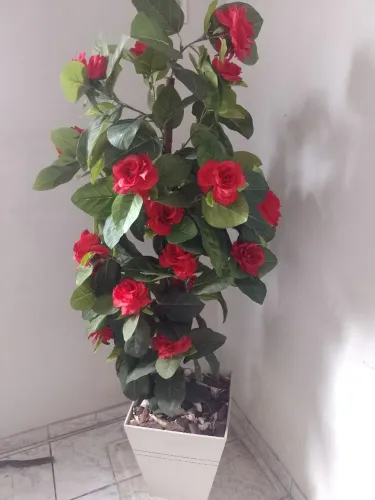 Vaso de planta artificial flores