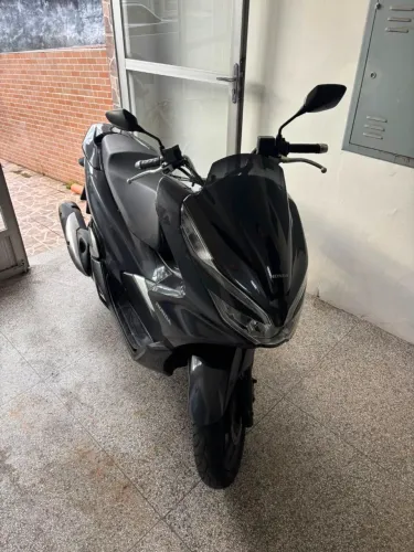 Vendo Honda PCX semi nova, única dona, utilizada para ir no serviço e voltar.