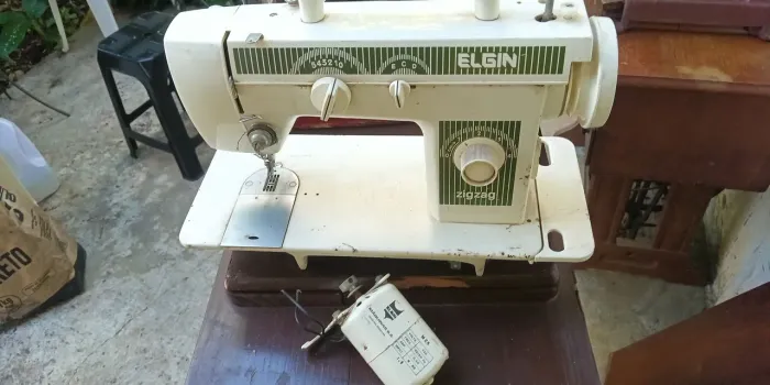 Máquina de costura Elgin+ motorzinho 220V