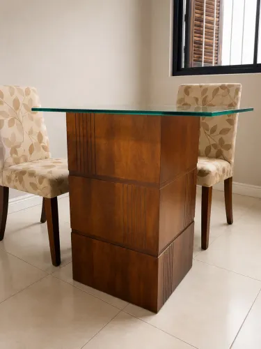 Mesa de Jantar com 4 Cadeiras - Madeira e Vidro